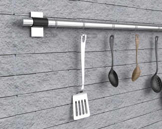 墙壁上的不锈钢挂钩和厨房用品