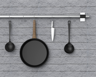 墙壁上的不锈钢挂钩和厨房用品