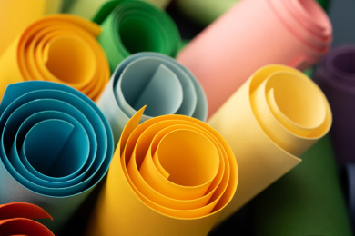 各种颜色的纸张卷起来堆放在一起