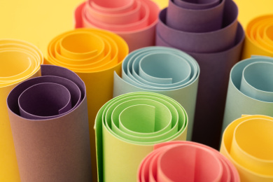 各种颜色的纸张卷起来堆放在一起