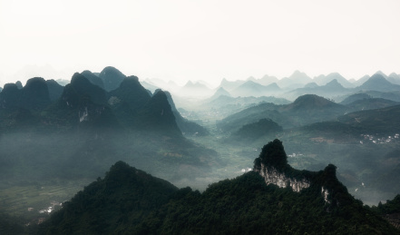 中国广西桂林漓江清晨的水墨山水