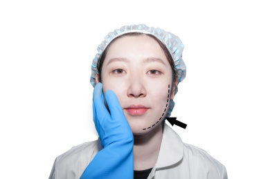 白色背景下一个亚洲中国美女正在进行微整容手术