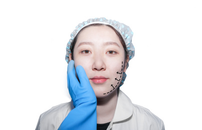 白色背景下一个亚洲中国美女正在进行微整容手术