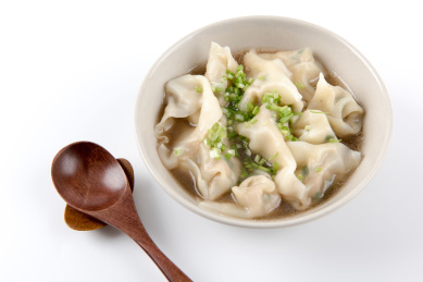 白色背景上的中式传统美食馄饨