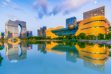 中国浙江杭州，杭州低碳科技馆与融创杭州印建筑风光