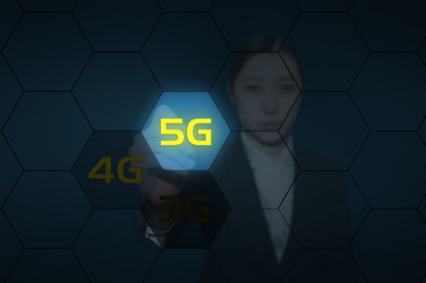 中国商务女士的手点击着5G科技革新的到来