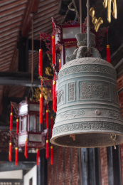 寺庙里的神圣的铜钟物件和灯笼