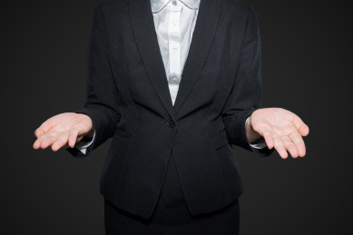 黑色背景下一个人张开了手表示欢迎接待