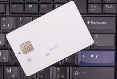 电脑键盘上放着一张白色的银行卡