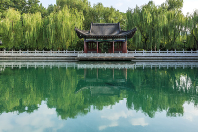 中国山东省济南市珍珠泉大院浮矶亭前的清澈泉池
