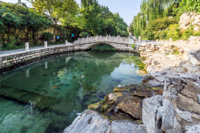 中国山东省济南市珍珠泉大院小桥流水鱼游风景