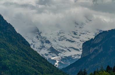 欧洲瑞士因特拉肯小镇阿尔卑斯山脉处女峰雪山风貌