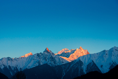 黎明时的亚洲西藏林芝日照雪山