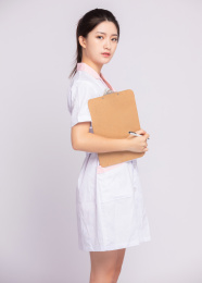 灰色背景里，手拿记事板夹的年轻女医师