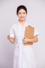 灰色背景里，手拿记事板夹的年轻女医师