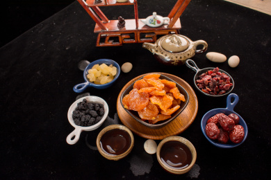 黑背景上的几盘子果脯蜜饯