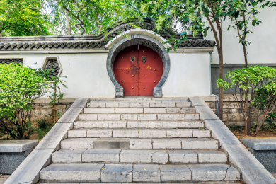 石阶上的园林墙月亮门，中国山东省济南市黑虎泉公园