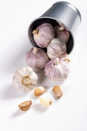 具有保健功效的大蒜摆放在桌面上