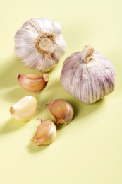 具有保健功效的大蒜摆放在桌面上