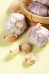 具有保健功效的大蒜摆放在桌面上