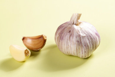 具有保健功效的大蒜摆放在桌面上