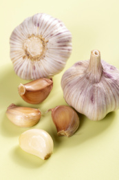 具有保健功效的大蒜摆放在桌面上