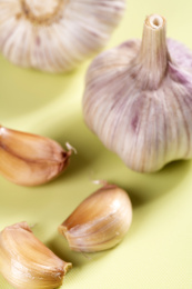 具有保健功效的大蒜摆放在桌面上