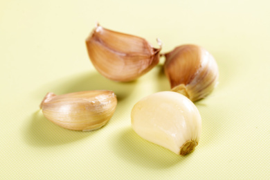 具有保健功效的大蒜摆放在桌面上