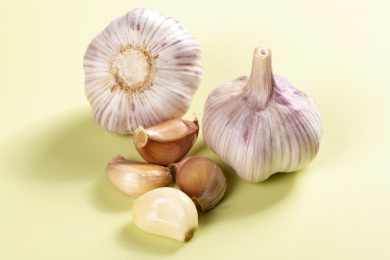 具有保健功效的大蒜摆放在桌面上