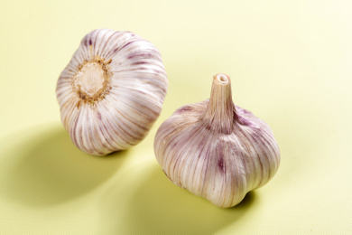 具有保健功效的大蒜摆放在桌面上