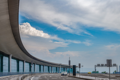 重庆江北国际机场出发口公路照片