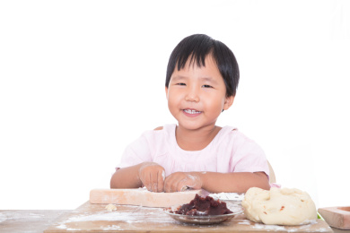 黄皮肤小女孩在制作中国传统节日中秋的月饼