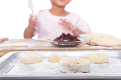 中国小孩子在做中秋节的月饼