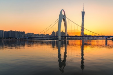黄昏时分的中国广东广州塔与猎德大桥