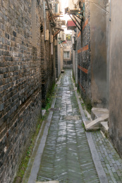 中国南方地区狭窄的胡同地上是砖块小路