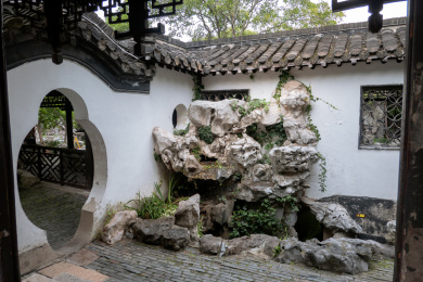 中国苏州园林建筑中的一个角落 门洞和假山石头