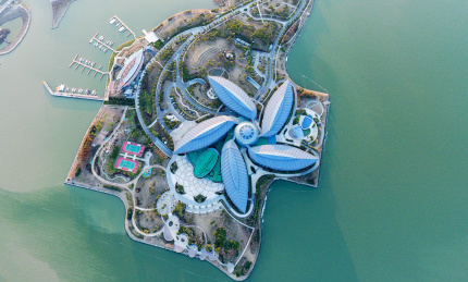 航拍的上海城市旅游地标建筑—上海临港新城自贸区滴水湖皇冠假日酒店