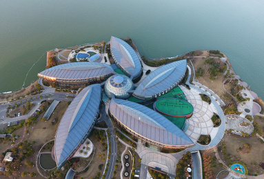 航拍的上海城市旅游地标建筑—上海临港新城自贸区滴水湖皇冠假日酒店