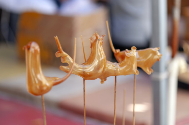 造型憨态可掬的民俗工艺品吹糖人