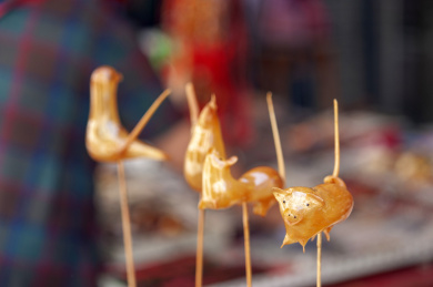 造型憨态可掬的民俗工艺品吹糖人