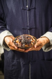 伙计手里拖着一碗枣泥甄糕