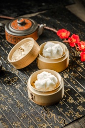 圆木盘子里的两块松软的白米发糕