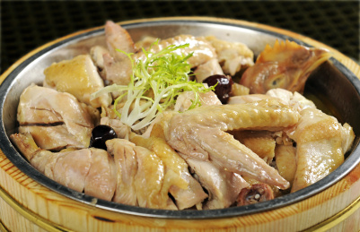 中国美食特色木桶干蒸三黄鸡