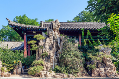 古建廊亭前的假山造景，中国山东省济南市趵突泉景区