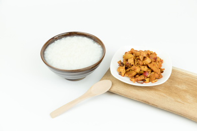 碟子里的红油萝卜干与瓷碗里的白米粥