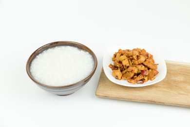 瓷碗里的白米粥与碟子里的红油萝卜干