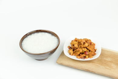 瓷碗里的白米粥与碟子里的红油萝卜干