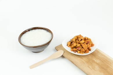 碟子里的红油萝卜干与瓷碗里的白米粥