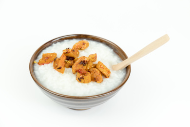 瓷碗里装着的白米粥与红油萝卜干