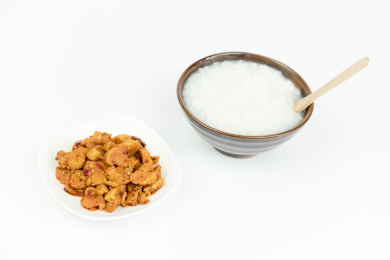 瓷碗里的白米粥与碟子里的红油萝卜干